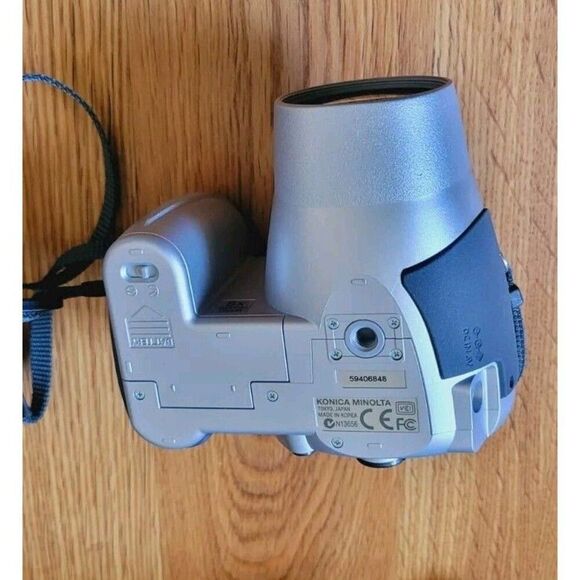 Konica Minolta DiMAGE Z10 3.2MP Digital Camera - Silver 8x ZOOM Not Tested - Picture 5 of 10